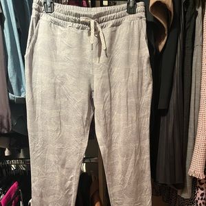 Vuori Mid rise performance jogger size small. Grey camo.